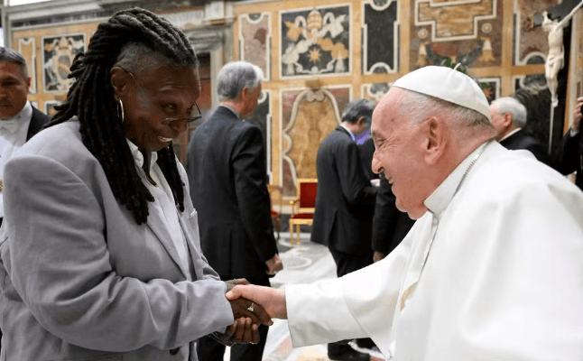 Papa Francisco brinca ao receber artistas no Vaticano: &#8220;O humor não ofende&#8221;