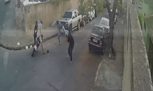 VÍDEO: Criminosos levam &#8216;voadora&#8217; e saem mancando durante tentativa de assalto, em MG