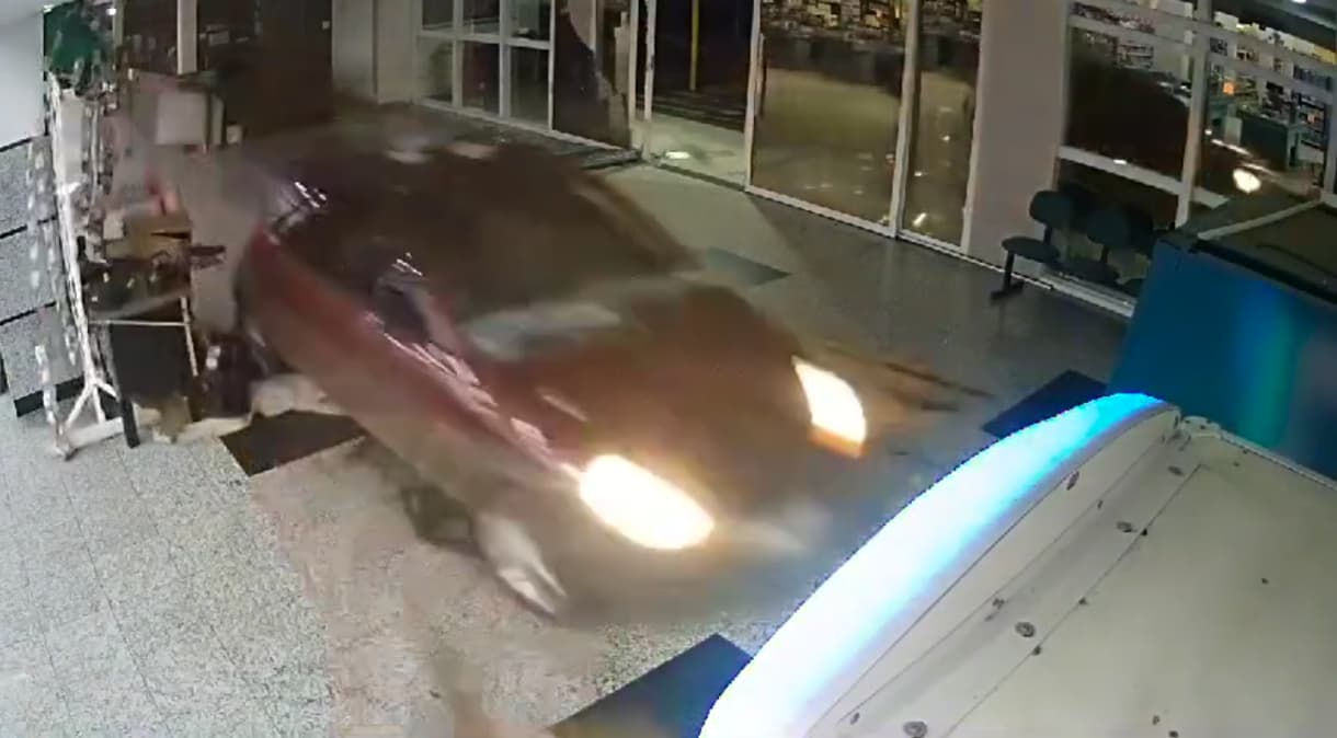 VÍDEO: Homem invade mercado com carro para perseguir ex-companheira em SC