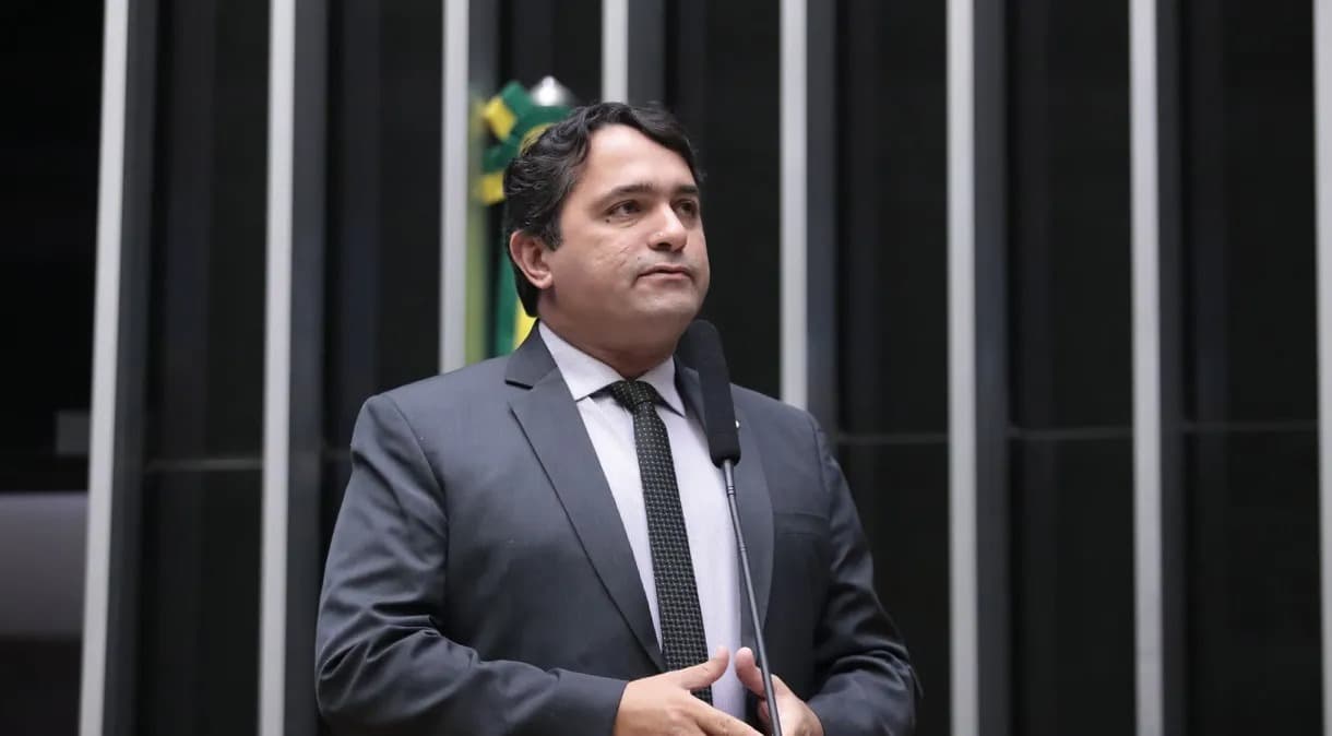 Após votar contra a cassação de Janones, Júnior Lourenço pode ser expulso do PL por &#8220;traição&#8221;