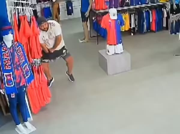 VÍDEO: Homem é flagrado escondendo camisas dentro da bermuda em loja do Paraná Clube