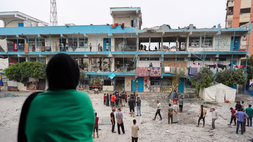 Israel assume autoria de bombardeio em escola que matou dezenas em Gaza: ONU chama ataque de &#8220;chocante&#8221;