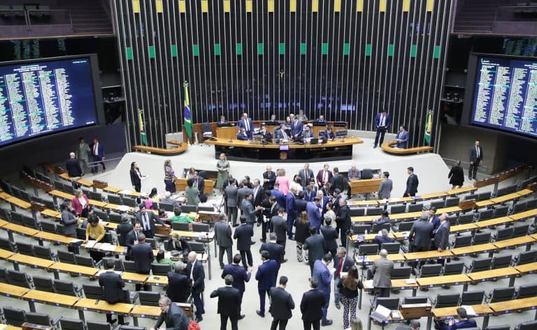 Câmara aprova &#8220;taxa das blusinhas&#8221; para compras de até US$ 50; texto vai para sanção