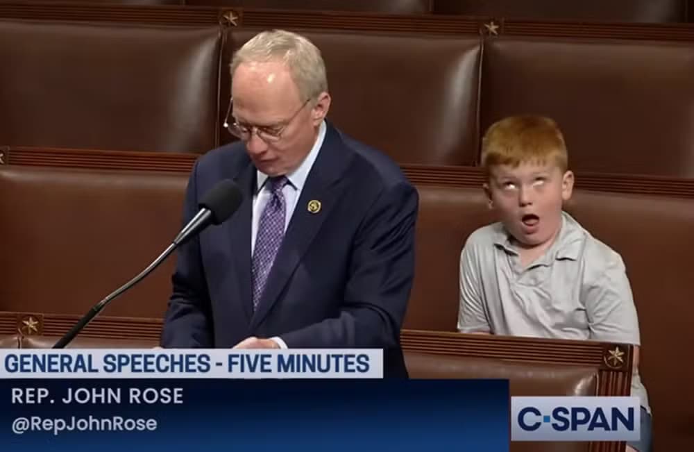 VÍDEO: Filho de deputado faz caretas enquanto pai defende Trump no congresso americano
