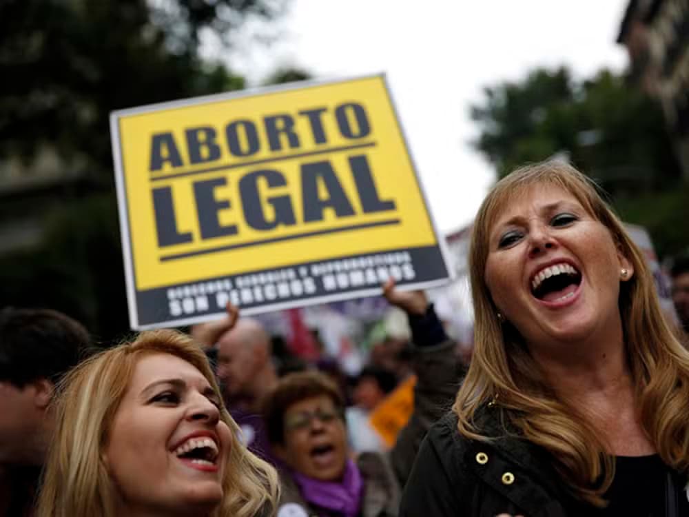 Justiça da Espanha autoriza menores a abortarem sem autorização de responsáveis