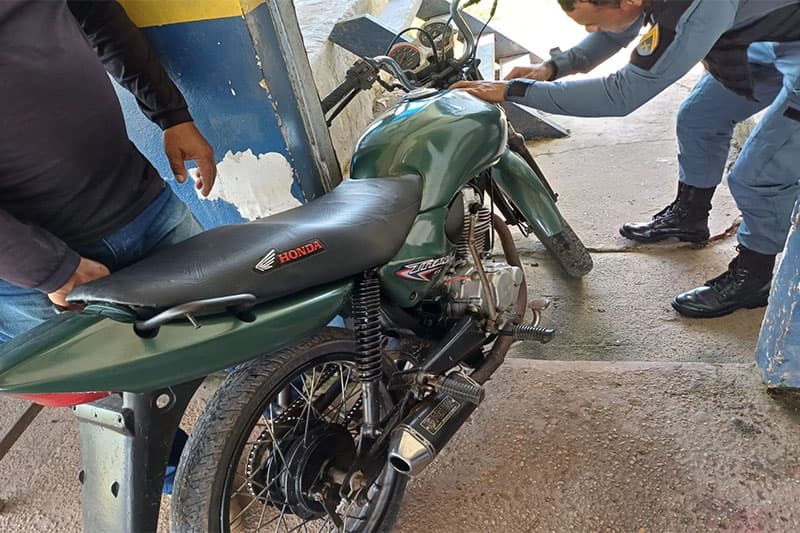 Duas motocicletas são recuperadas e adolescente é apreendido em ações da PM