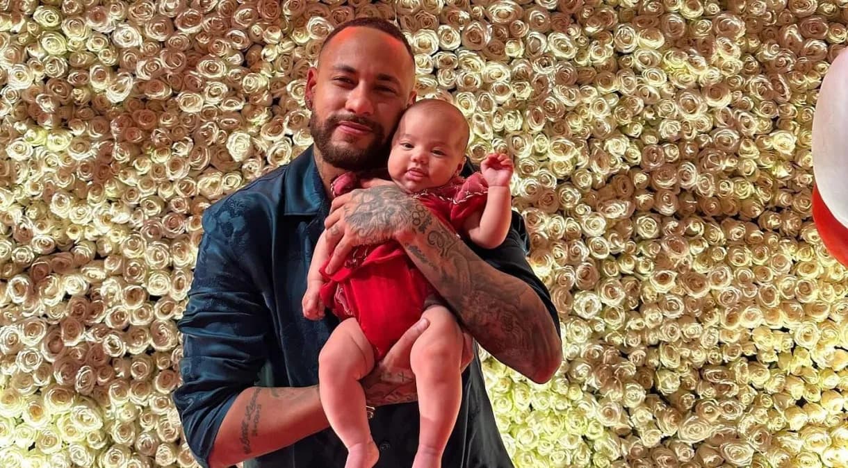 Neymar presenteia filha Mavie com mini Lamborghini de brinquedo