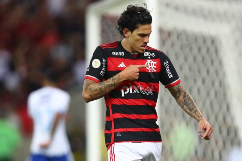 Com gols de Pedro e Fabrício Bruno, Flamengo derrota Cruzeiro e permanece líder