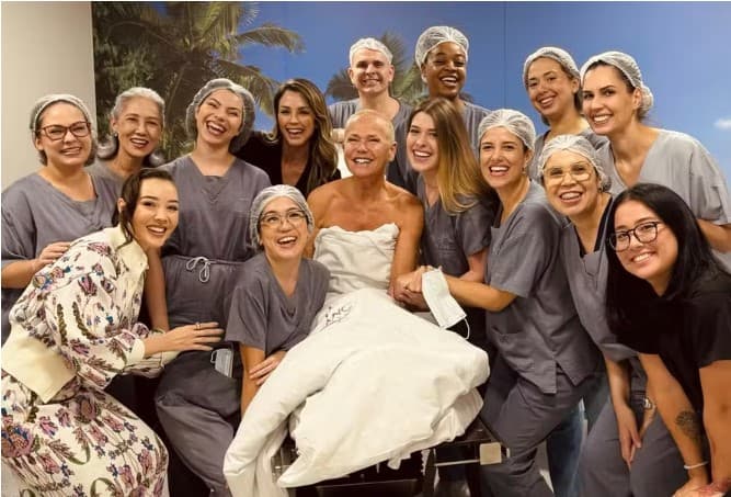 &#8216;Cabeça, ombro, joelho e pé&#8217;: Xuxa realiza 80 procedimentos estéticos em 7 horas