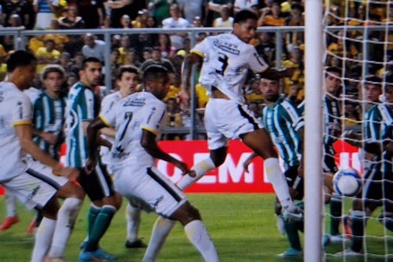 Zagueiro Miranda marca e Amazonas vence o Coritiba na Série B