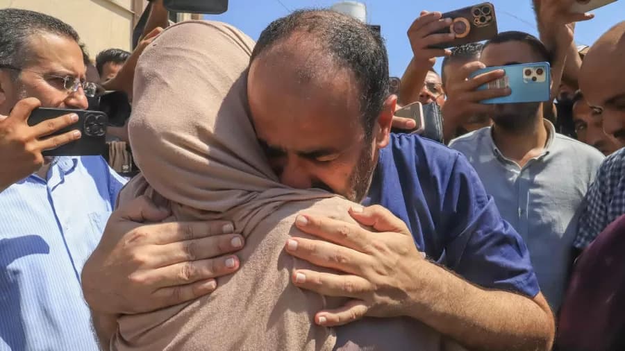 Israel liberta mais de 50 prisioneiros palestinos, em decisão polêmica