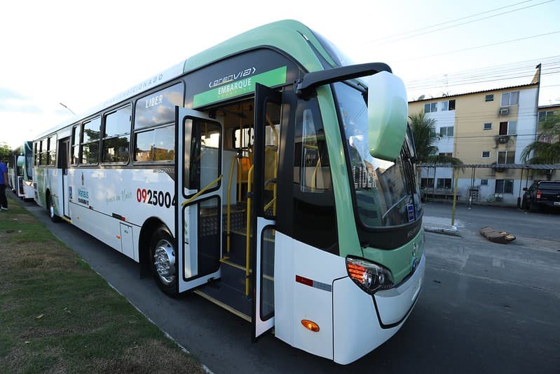Novos ônibus são entregues para atender 85 mil famílias em Manaus