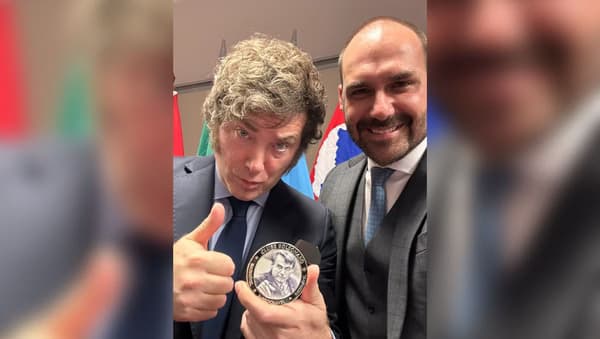 Presidente argentino Milei recebe medalha de &#8220;imbrochável&#8221; dos Bolsonaros