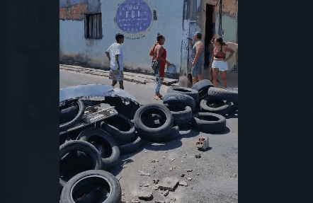 Barricadas e panelaço: moradores fecham rua em protesto à falta de água em Manaus
