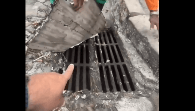 Trecho da rua Saldanha Marinho passa por limpeza após alagamento causado por bueiros tampados com gesso