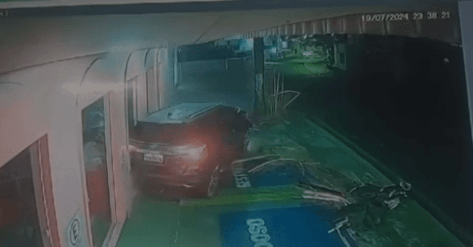 VÍDEO: Carro desgovernado quase atinge loja de confecções no Parque 10, em Manaus