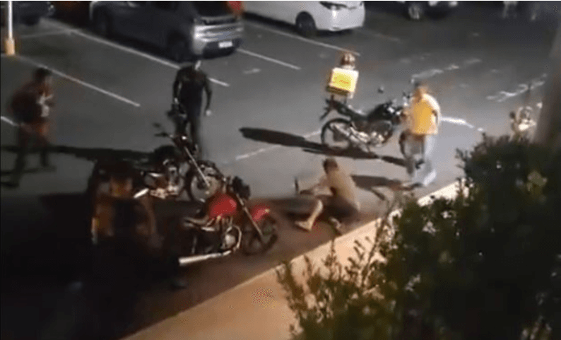 Justiça revoga prisão de motoboys que deram &#8216;surra&#8217; em morador de condomínio em Manaus