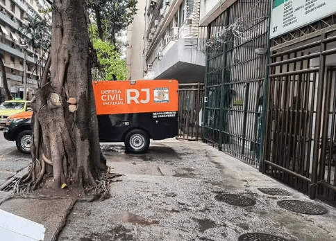 Homem é encontrado morto dentro de elevador em prédio em Copacabana