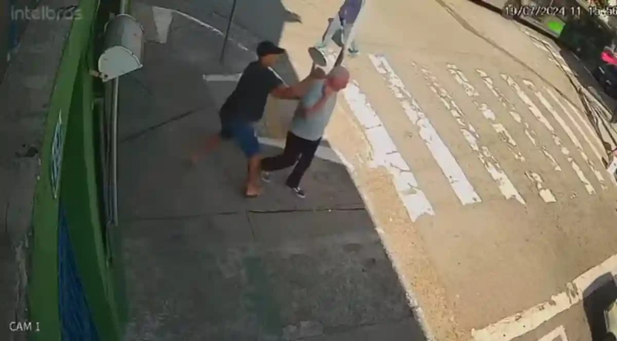 VÍDEO: Em SP, adolescente furta celular de idoso e, segundos depois, é atropelado por ônibus e morre