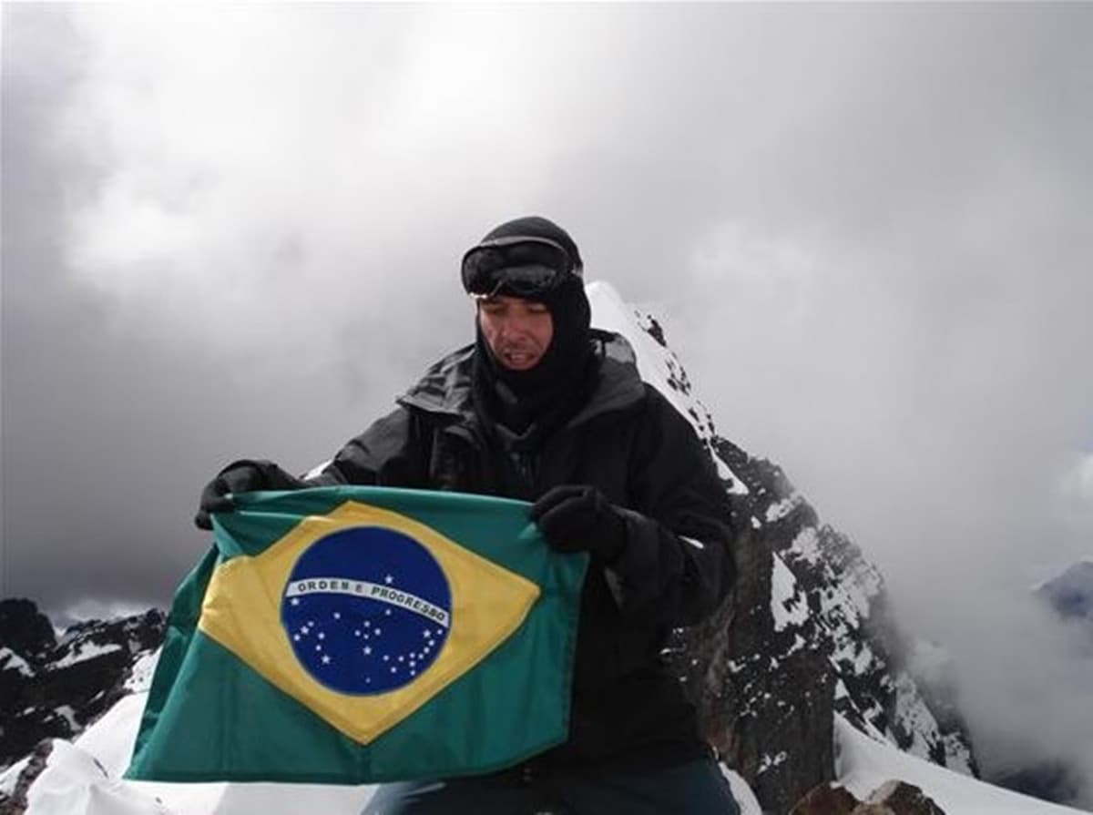Montanhista brasileiro morre após cair em buraco ao escalar vulcão no Peru