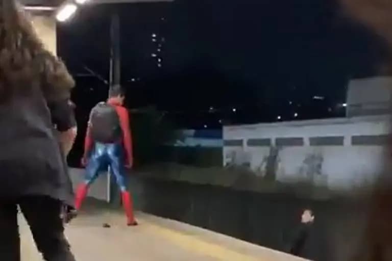VÍDEO: Briga entre &#8220;Homem-Aranha&#8221; e &#8220;Batman&#8221; em estação de metrô de BH viraliza