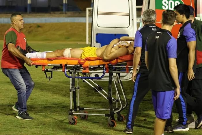VÍDEO: Em Goiás, PM dispara tiro de borracha contra goleiro em jogo de futebol