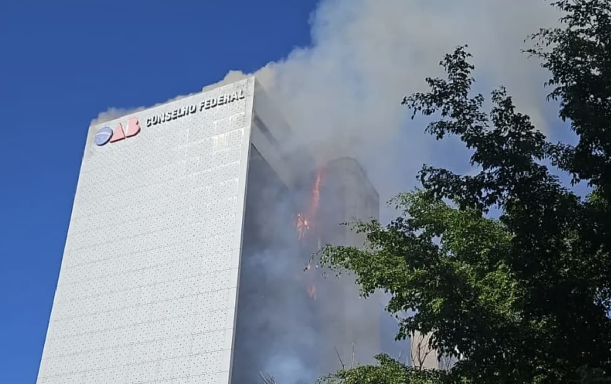 VÍDEO: Incêndio atinge prédio da OAB Nacional em Brasília