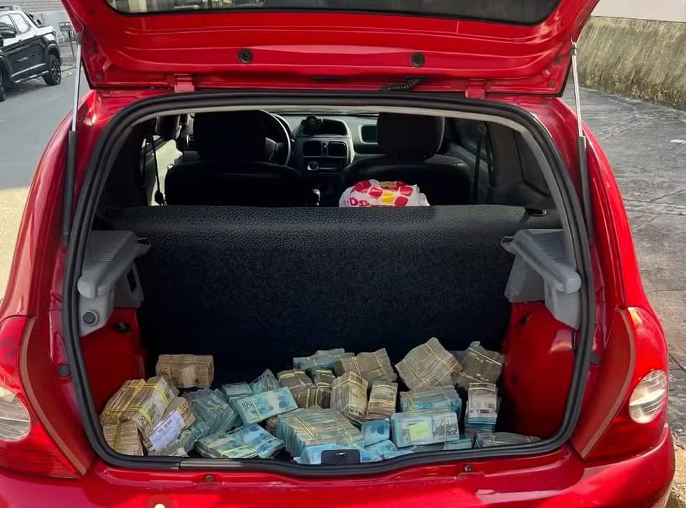 MA: carro é abandonado com cerca de R$ 1 milhão dentro de porta-malas