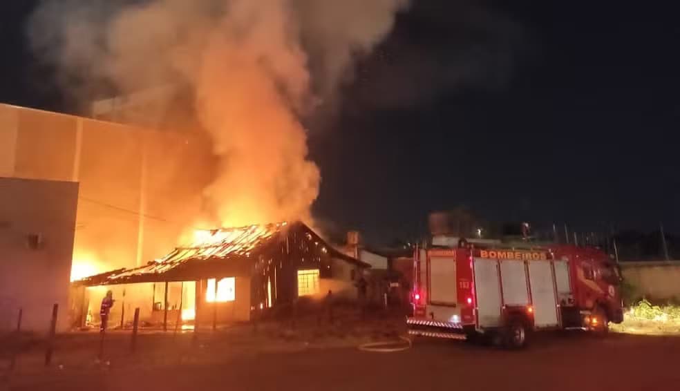 MT: Homem é preso suspeito de incendiar casa da ex-namorada com os pais dela e o filho dentro