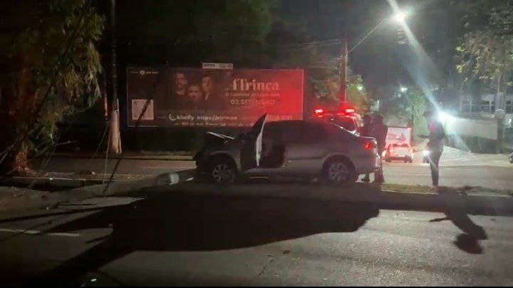 Vídeo: Motorista derruba poste e deixa trânsito caótico na Avenida André Araújo