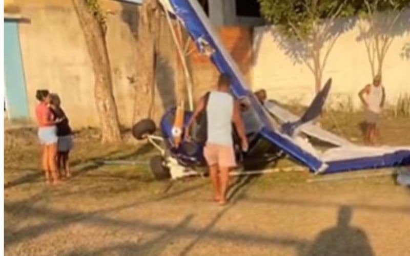Avião fica destruído após piloto fazer pouso forçado na Baixada Fluminense