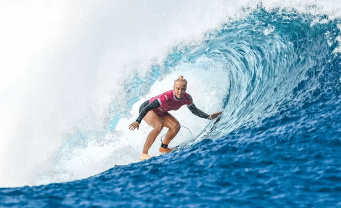 Tatiana Weston-Webb é a 1ª brasileira no pódio olímpico do surfe ao conquistar medalha de prata
