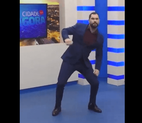 VÍDEO: Apresentador da TV Record abre jornal fazendo dancinha viral do filme &#8220;Deadpool &#038; Wolverine&#8221;