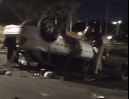 VÍDEOS: carro fica destruído após capotar na ladeira do IML em Manaus