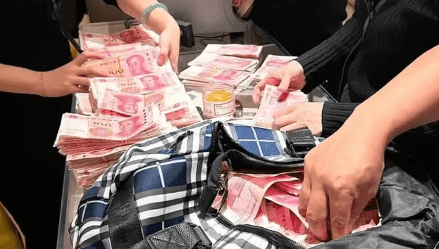 Atendimento ruim: Chinesa desiste da compra após fazer vendedores da Louis Vuitton contarem R$ 466 mil