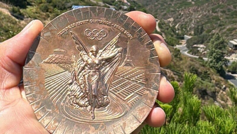 &#8220;Desbotou&#8221;: skatista americano mostra sua medalha dias após conquistar o bronze em Paris