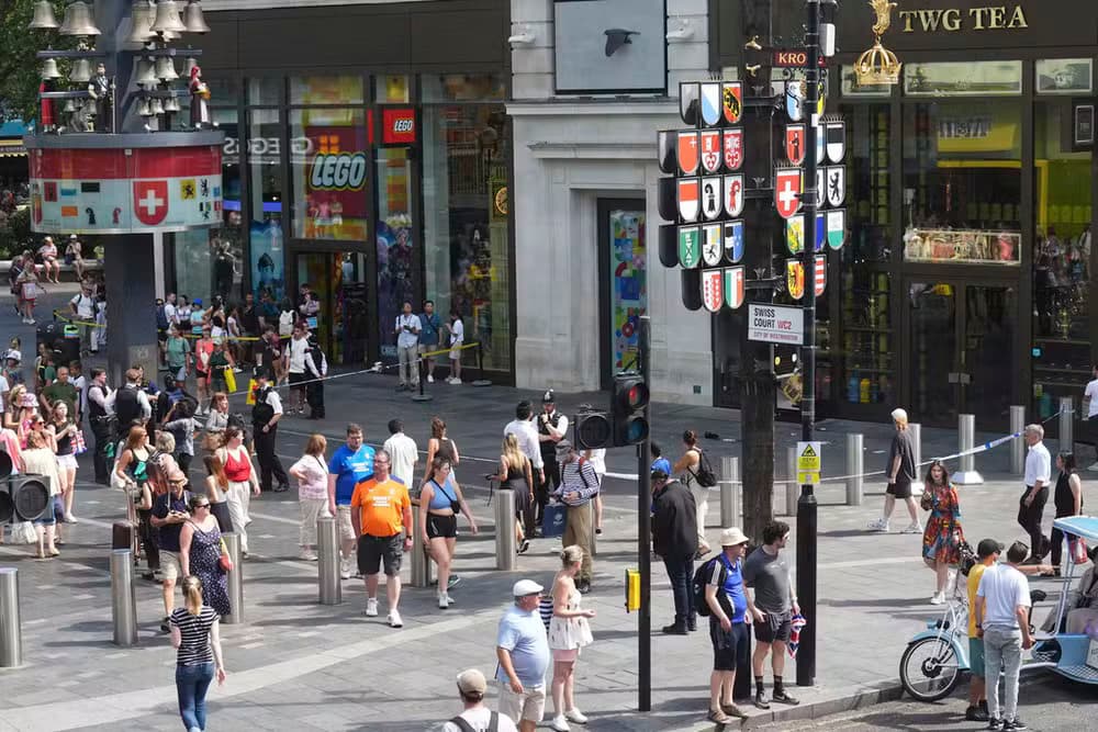 Homem esfaqueia mulher e criança em ponto turístico de Londres