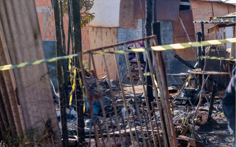 Fragmentos de corpos são encontrados em meio às cinzas de incêndio em barraco