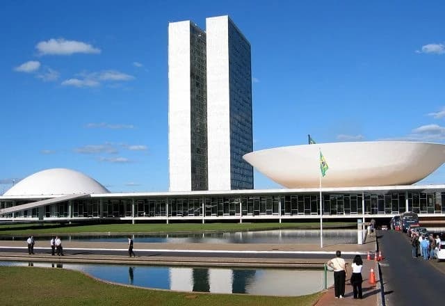 Governo Lula edita portaria para liberar emendas e atender Congresso em meio a crise