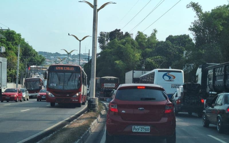 VÍDEO: Acidente entre carro e carreta deixa trânsito quilométrico na Bola do Coroado