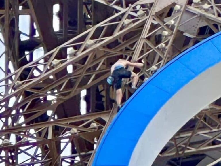 Justiça determina pena para torcedor que escalou Torre Eiffel