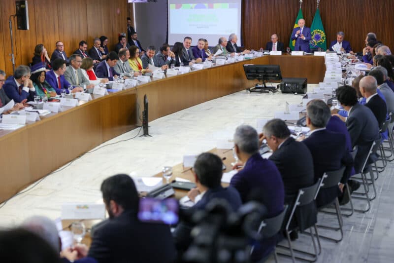 Lula diz que é &#8220;hora da colheita&#8221; e orienta ministros a não criarem novos programas