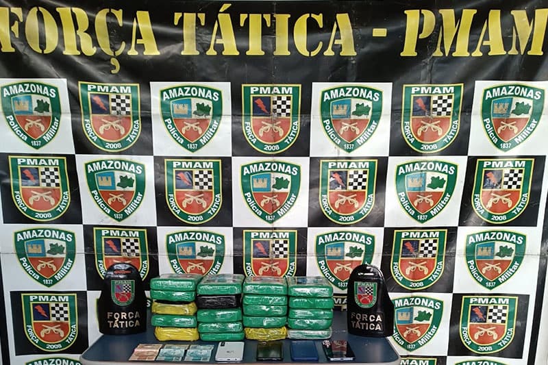 Em Tonantins, quatro pessoas são presas com 20 pacotes de droga em embarcação
