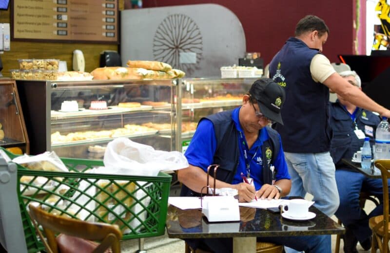 Mais de 10kg de bacalhau vencido são apreendidos em supermercado de Manaus