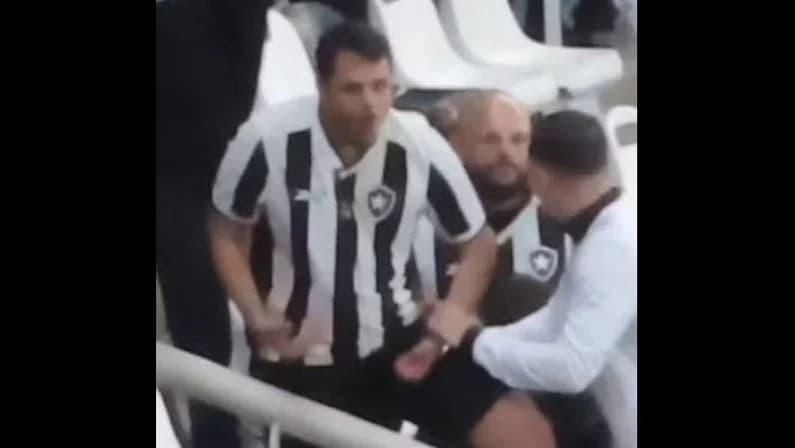 Botafoguense que fez gesto racista é demitido de cargo público e banido do quadro sócio-torcedor