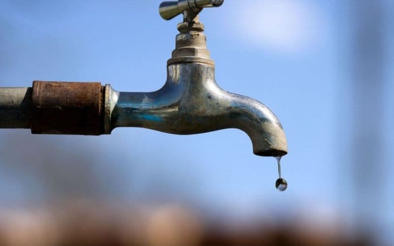Falta de energia em Manaus, causada pela chuva, afeta fornecimento de água em vários bairros