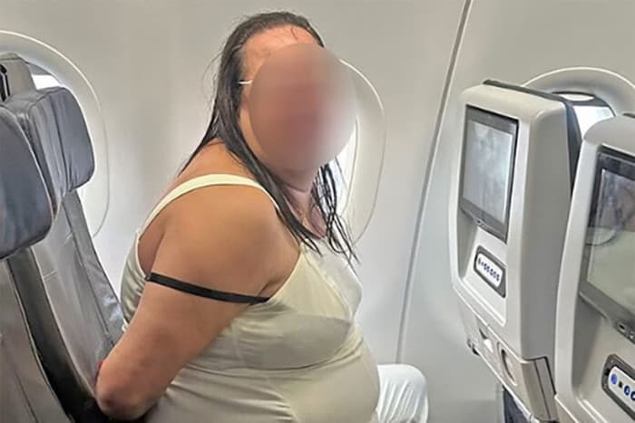 VÍDEO: Passageira &#8220;surta&#8221; em voo e precisa ser contida pelos comissários