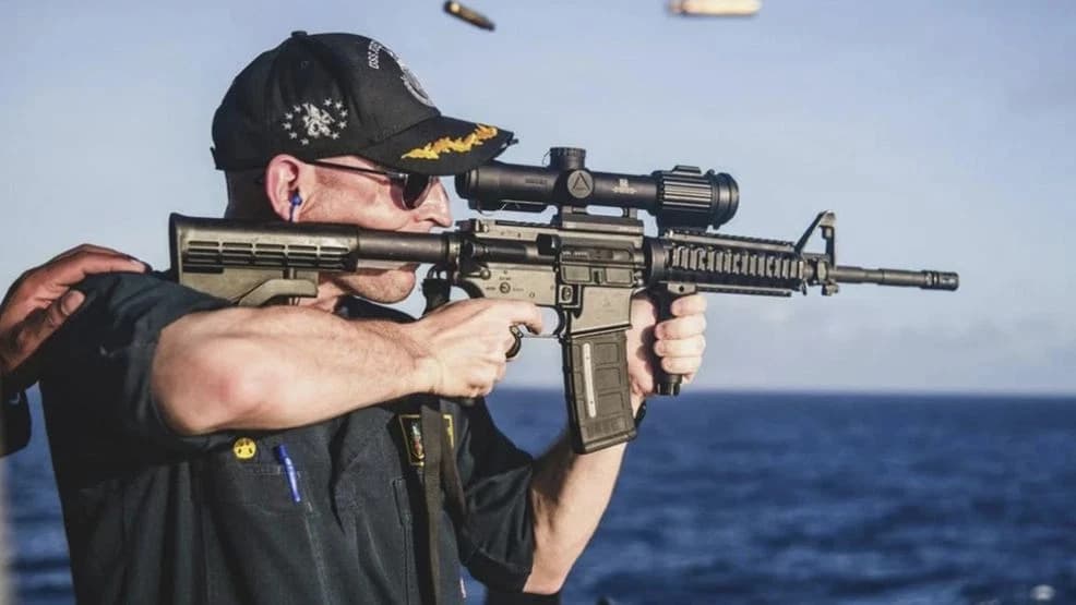 Comandante da Marinha dos EUA é rebaixado após postar foto usando rifle com a mira ao contrário