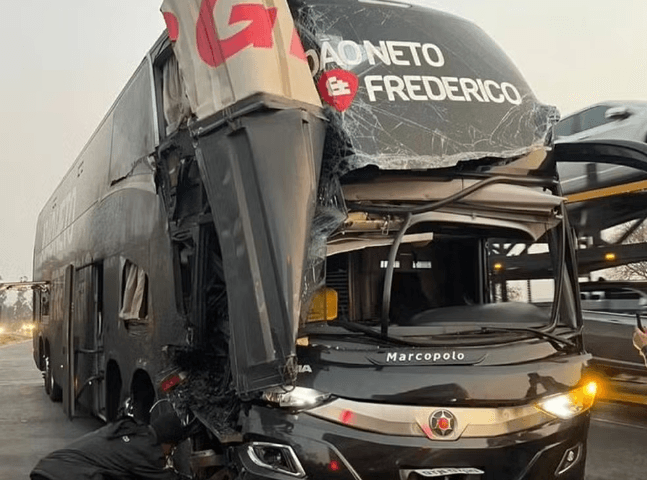 Ônibus da dupla João Neto &#038; Frederico bate em caminhão e deixa 4 feridos em Minas Gerais