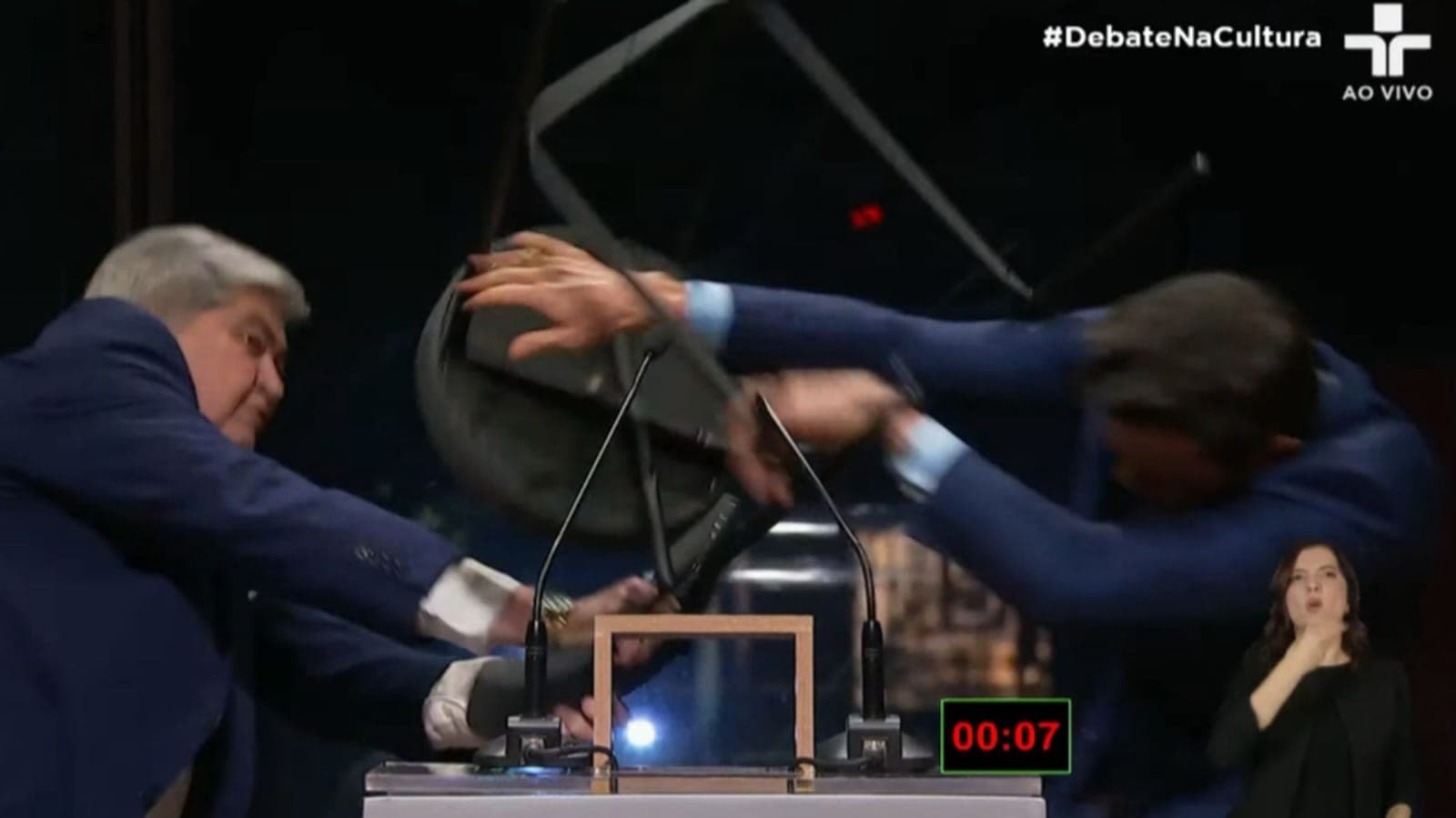 Dias após cadeirada, Datena e Pablo Marçal ficam na mesma fileira em debate do SBT